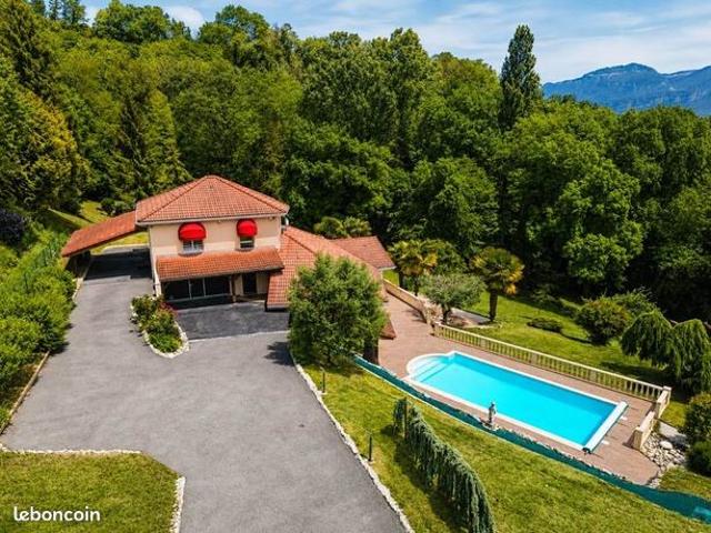 Villa 5 pièces 214 m²