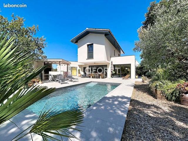 Villa 5 pièces 218 m²