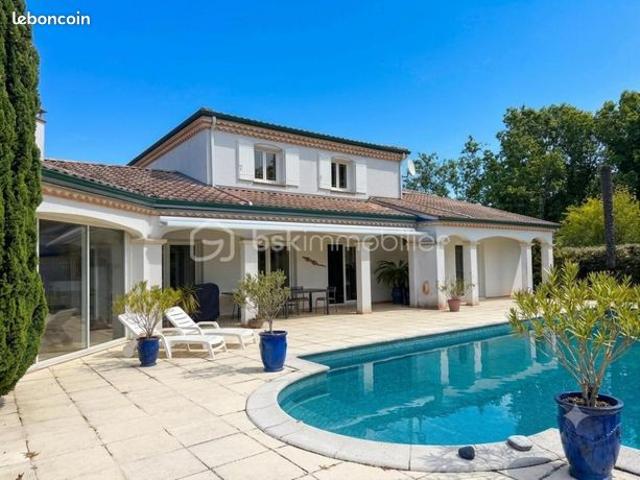 Villa 5 pièces 220 m²