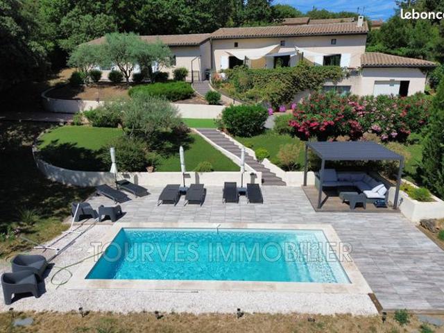 Villa 5 pièces 226 m²