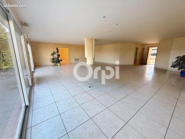 Villa 5 pièces 235 m²