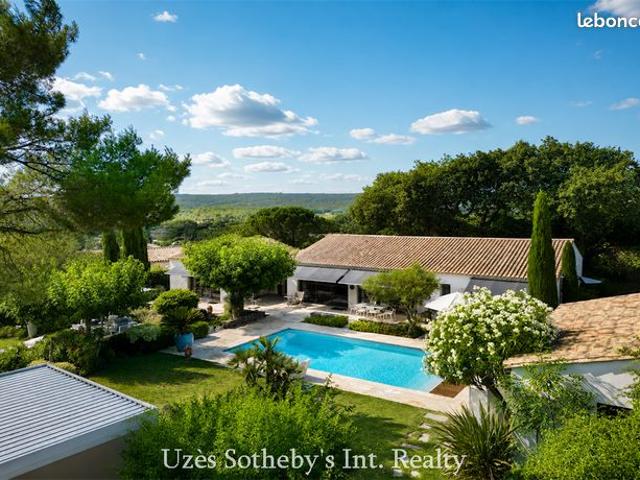 Villa 5 pièces 242 m²