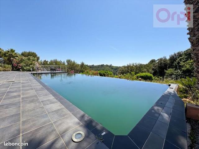 Villa 5 pièces 250 m²