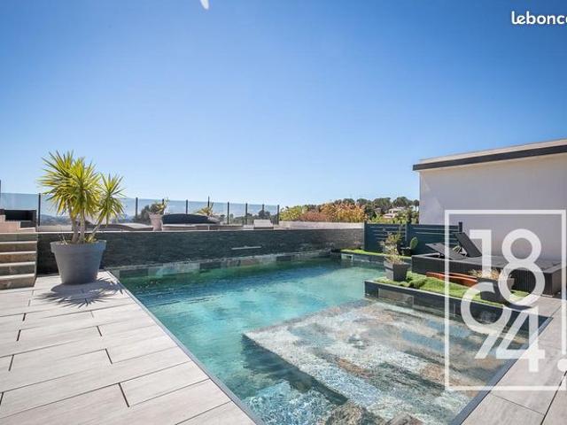 Villa 5 pièces 300 m²