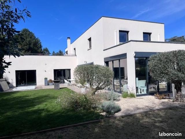 Villa 5 pièces 310 m²