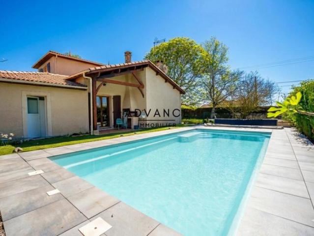 ? Villa 5 pièces • Terrain 1845 m² • Piscine