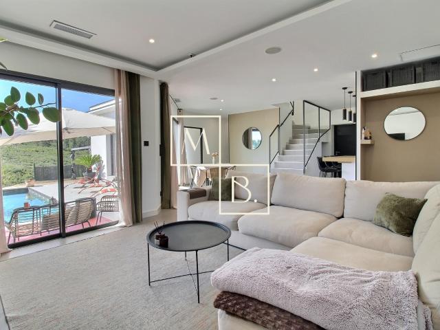Villa 5 pièces de 127,80 m2 habitable avec terrasses, piscine et garage sur parcelle de 440 m2