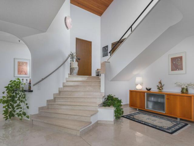 VILLA 5.5 LOCALI VISTA LAGO CON GIARDINO DI 1000 MQ A CIMO