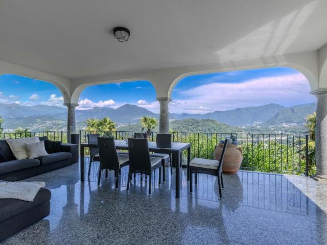 VILLA 5.5 LOCALI VISTA LAGO CON GIARDINO DI 1000 MQ A CIMO