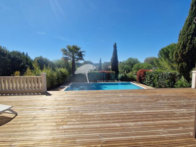 Villa 6 pièces 4 chambres avec piscine et vaste garage, en p