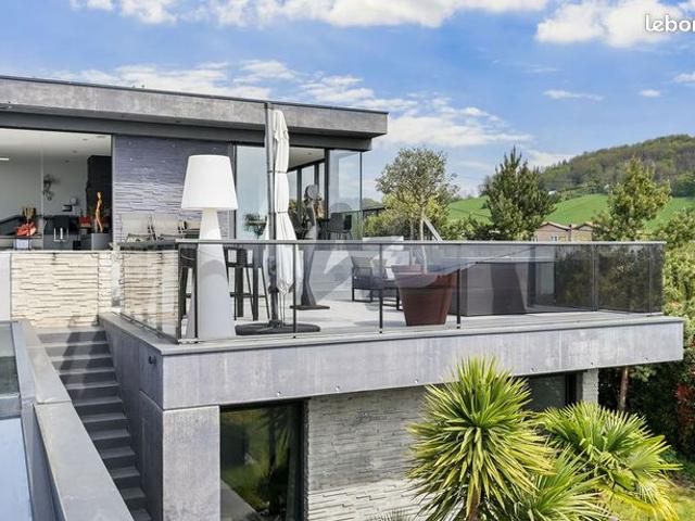 Villa 6 pièces 241 m²