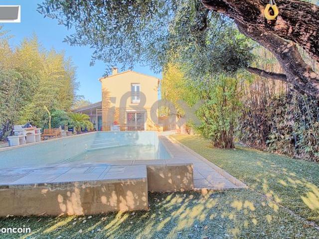 Villa 6 pièces 195 m²