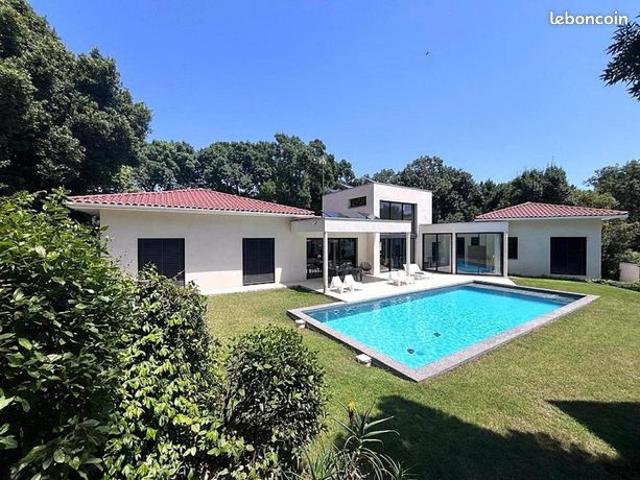Villa 6 pièces 200 m²