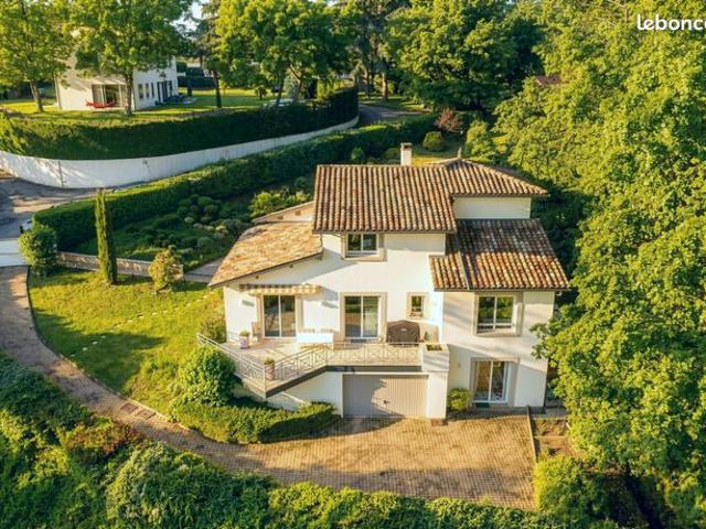 Villa 6 pièces 210 m²