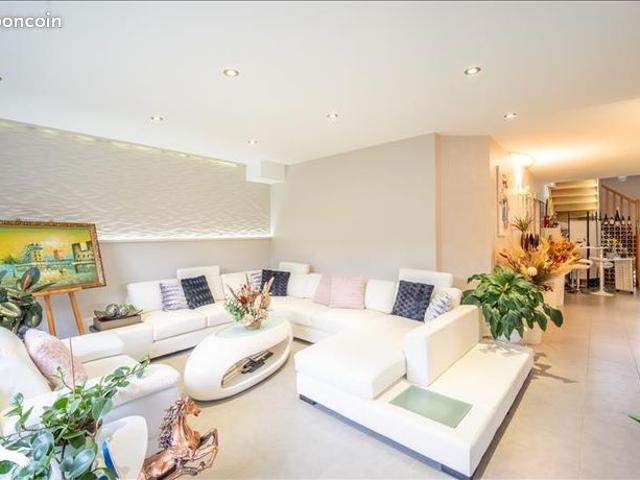 Villa 6 pièces 214 m²