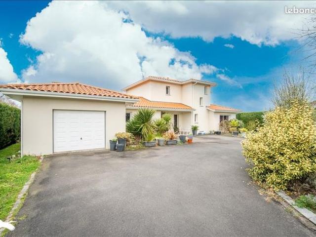 Villa 6 pièces 214 m²