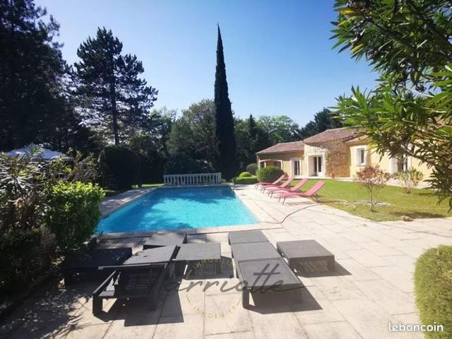 Villa 6 pièces 220 m²