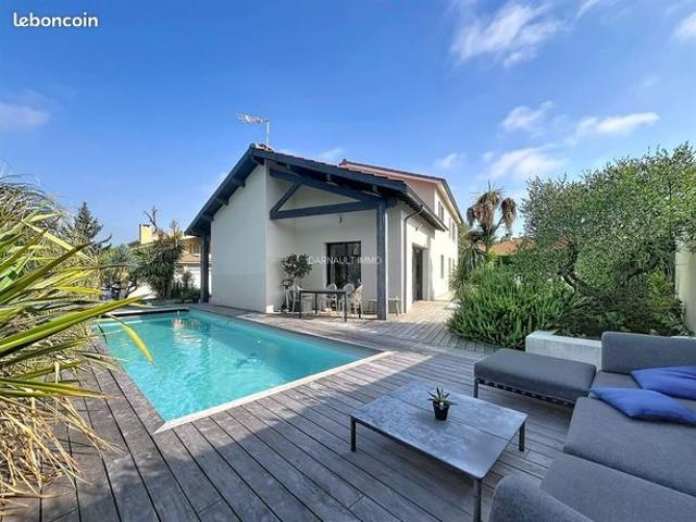 Villa 6 pièces 220 m²