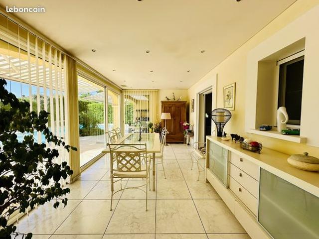 Villa 6 pièces 225 m²