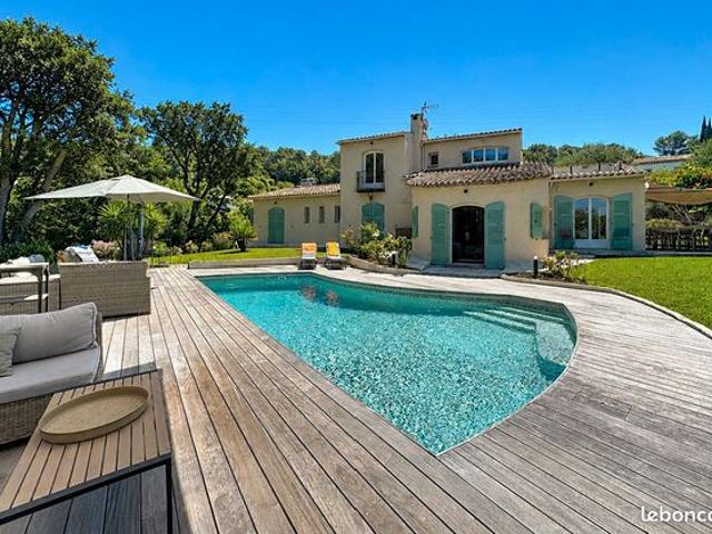 Villa 6 pièces 230 m²
