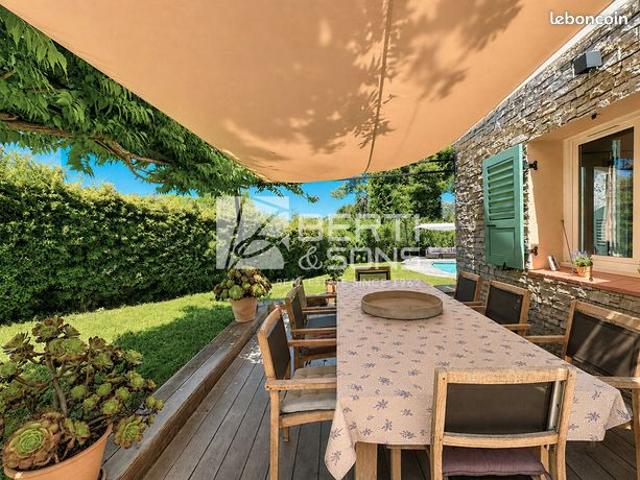 Villa 6 pièces 230 m²