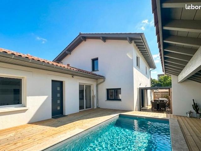 Villa 6 pièces 230 m²
