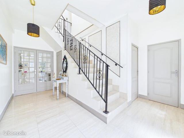 Villa 6 pièces 232 m²