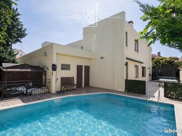 Villa 6 pièces 233 m²