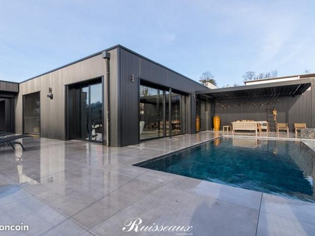 Villa 6 pièces 233 m²