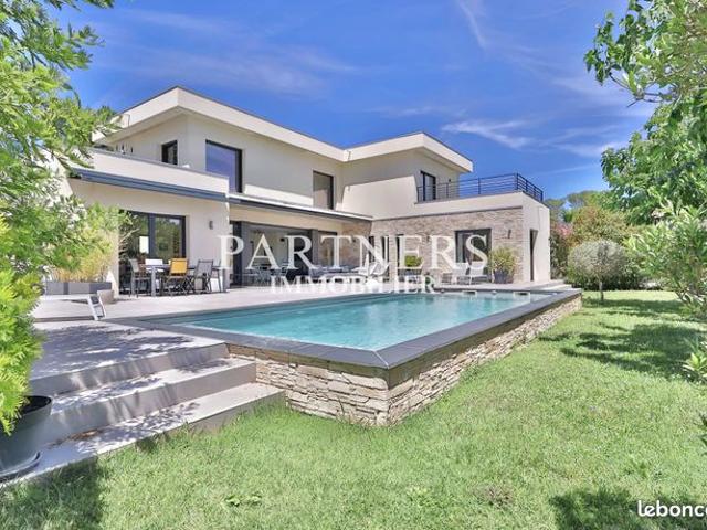 Villa 6 pièces 234 m²