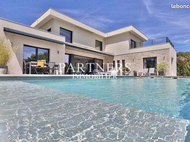 Villa 6 pièces 234 m²