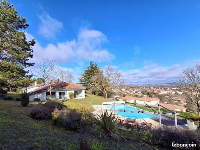 Villa 6 pièces 234 m²