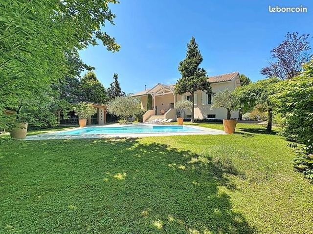 Villa 6 pièces 235 m²