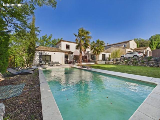 Villa 6 pièces 236 m²