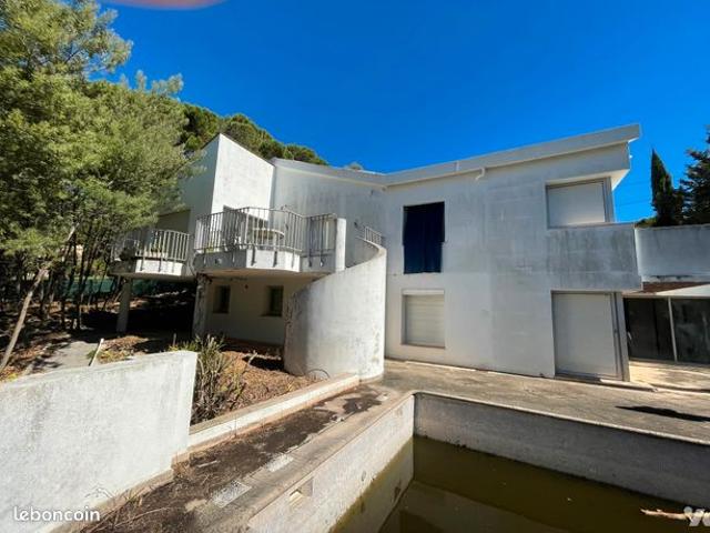 Villa 6 pièces 236 m²