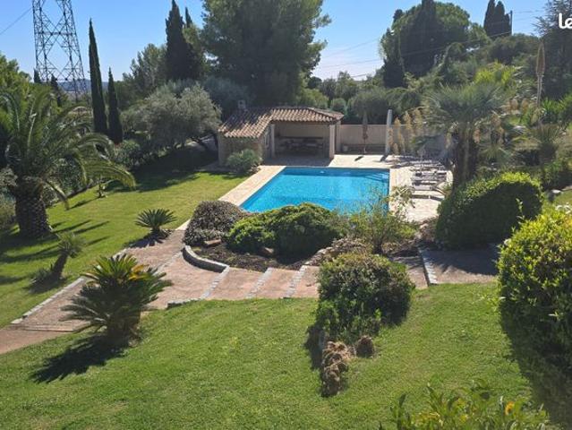 Villa 6 pièces 240 m²