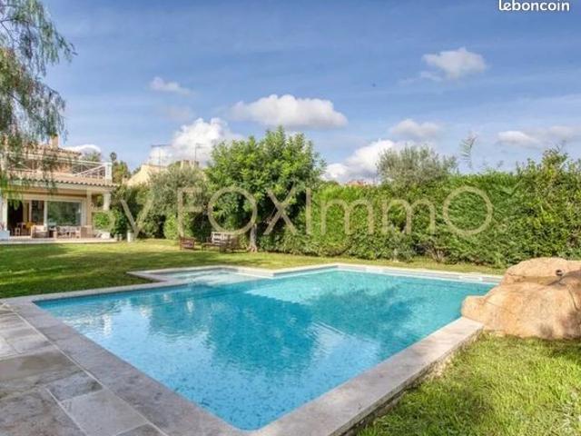 Villa 6 pièces 240 m²