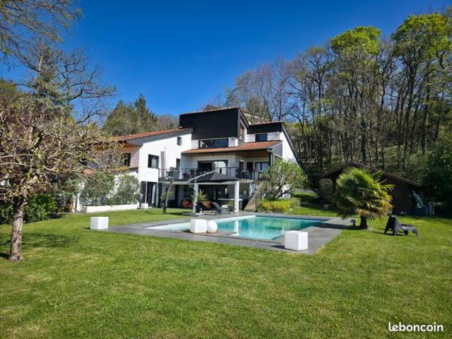 Villa 6 pièces 240 m²