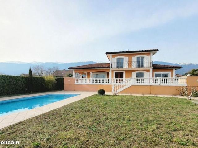 Villa 6 pièces 240 m²