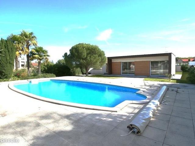 Villa 6 pièces 242 m²