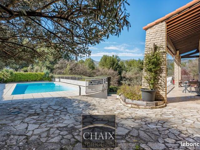 Villa 6 pièces 242 m²