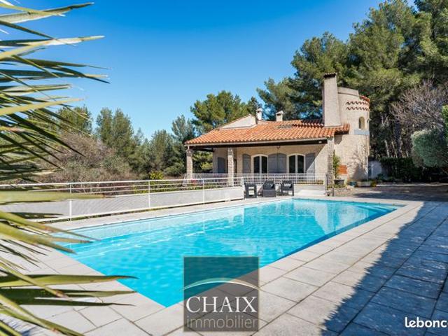 Villa 6 pièces 242 m²