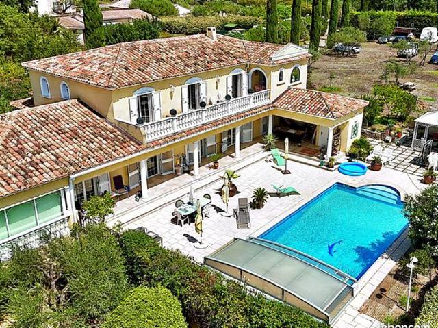 Villa 6 pièces 243 m²