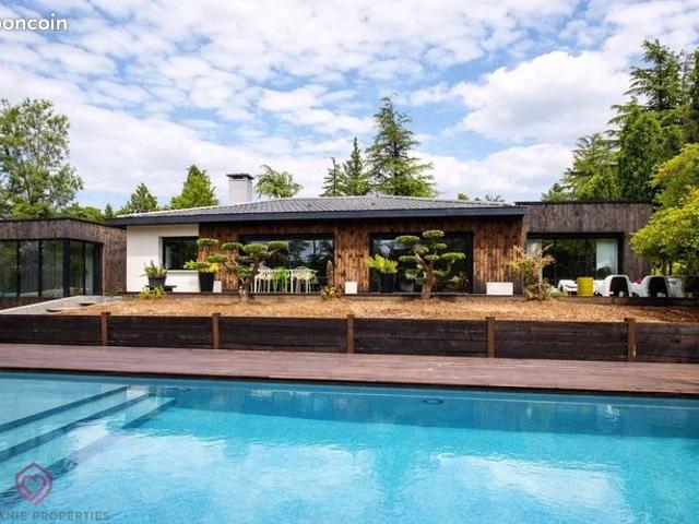 Villa 6 pièces 246 m²
