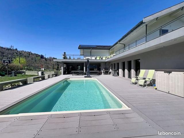 Villa 6 pièces 247 m²