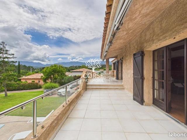 Villa 6 pièces 250 m²