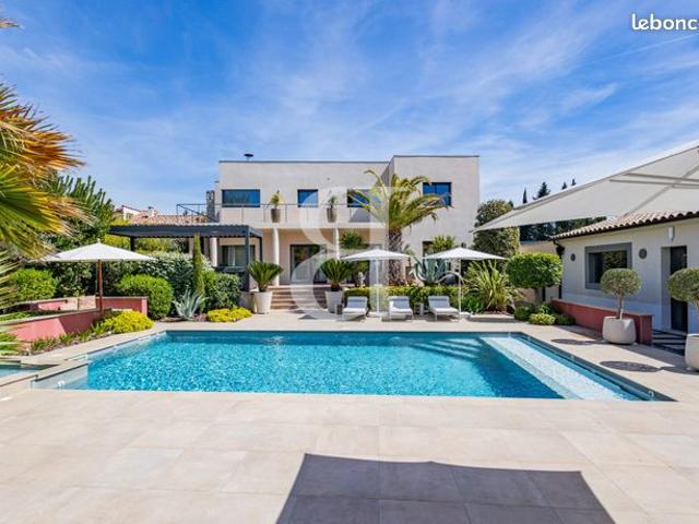 Villa 6 pièces 251 m²