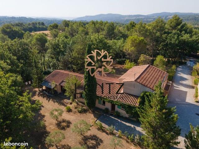 Villa 6 pièces 252 m²
