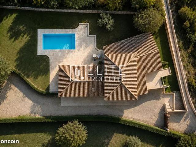 Villa 6 pièces 254 m²