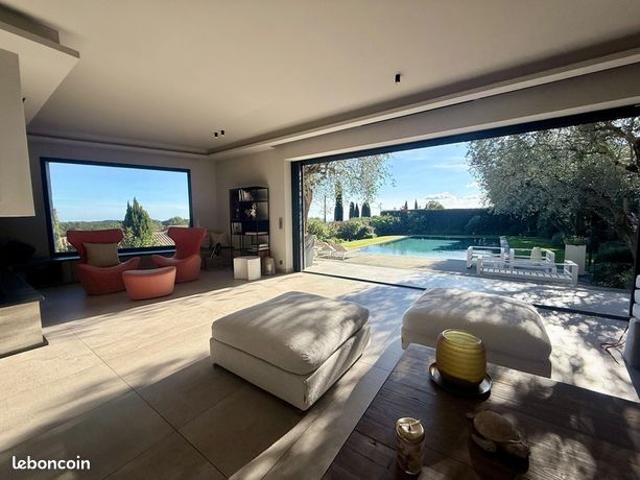 Villa 6 pièces 256 m²